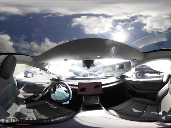 ✅ 2026 Tesla Model Y Long Range • VIN: 7SAYGDEDXTA471015 • Lot: 43515582. Listed on IAAI with 643 mi. Free auction sales archive from the USA and detailed vehicle history report at DreamBid. Image 19.