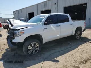 ✅ 2018 Toyota Tundra SR5 • VIN: 5TFAY5F10JX746242 • Лот: 52070905. Опубликован ранее на Copart с пробегом 130 399 миль. Бесплатный доступ к архиву аукционных продаж из США и подробный отчёт об истории автомобиля на DreamBid. Изображение 1.