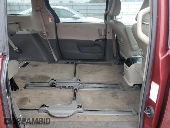 ✅ 2017 Toyota Sienna XLE • VIN: 5TDYZ3DC1HS820580 • Лот: 92890255. Опубликован ранее на Copart с пробегом 153 802 миль. Бесплатный доступ к архиву аукционных продаж из США и подробный отчёт об истории автомобиля на DreamBid. Изображение 11.