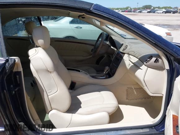 ✅ 2009 Mercedes-Benz CLK 350 • VIN: WDBTK56F69T109623 • Lot: 42692297. Listed on IAAI with 111,140 mi. Free auction sales archive from the USA and detailed vehicle history report at DreamBid. Image 5.