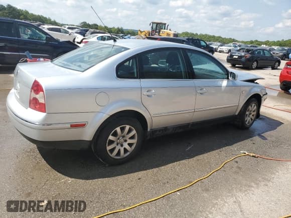 ✅ 2003 Volkswagen Passat GLS • VIN: WVWPD63BX3P100430 • Lot: 70912634. Wystawiony na Copart z przebiegiem 129 933 mil. Bezpłatny archiwum sprzedaży aukcyjnych z USA i szczegółowy raport historii pojazdu na DreamBid. Zdjęcie 3.