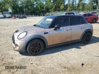 ✅ 2015 MINI Hardtop 4 Door S • VIN: WMWXU3C56FT891752 • Lot: 70122455. Wystawiony na Copart z przebiegiem 239 966 mil. Bezpłatny archiwum sprzedaży aukcyjnych z USA i szczegółowy raport historii pojazdu na DreamBid. Zdjęcie 1.