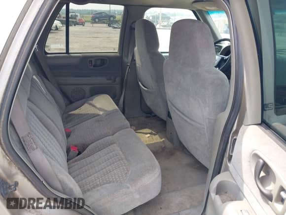 2001 Chevrolet Blazer LT z VIN 1GNDT13W212105490, wystawiony jako IAAI lot #42459348 z przebiegiem 202 311 mil mil oraz . Historia ofert i sprzedaży dostępna na DreamBid. Obrazek 8.