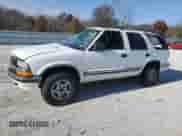 1999 Chevrolet Blazer LS z VIN 1GNDT13W9XK169082, wystawiony jako Copart lot #82568524 z przebiegiem 115 807 mil mil oraz Szkoda całkowita • Salvage title. Historia ofert i sprzedaży dostępna na DreamBid. Obrazek 1.