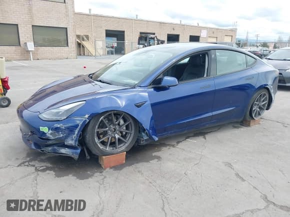 ✅ 2021 Tesla Model 3 Long Range • VIN: 5YJ3E1EB6MF878411 • Lot: 41986947. Wystawiony na IAAI z przebiegiem 71 978 mil. Bezpłatny archiwum sprzedaży aukcyjnych z USA i szczegółowy raport historii pojazdu na DreamBid. Zdjęcie 2.