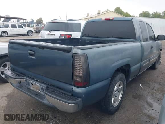 2007 Chevrolet Silverado 1500 LT1 z VIN 1GCEC19V67Z104435, wystawiony jako IAAI lot #43463939 z przebiegiem 203 245 mil mil oraz . Historia ofert i sprzedaży dostępna na DreamBid. Obrazek 4.