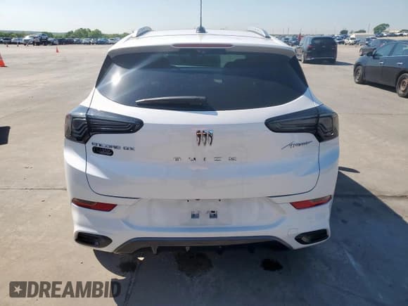 ✅ 2024 Buick Encore GX Avenir • VIN: KL4AMFSL9RB017071 • Lot: 52003565. Wystawiony na Copart z przebiegiem 8 013 mil. Bezpłatny archiwum sprzedaży aukcyjnych z USA i szczegółowy raport historii pojazdu na DreamBid. Zdjęcie 6.