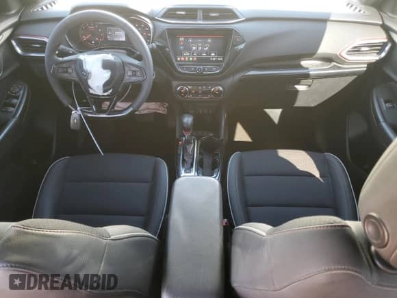 2021 Chevrolet TrailBlazer RS z VIN KL79MTSL6MB084188, wystawiony jako Copart lot #82558935 z przebiegiem 27 292 mil mil oraz Szkoda całkowita • Salvage title. Historia ofert i sprzedaży dostępna na DreamBid. Obrazek 8.