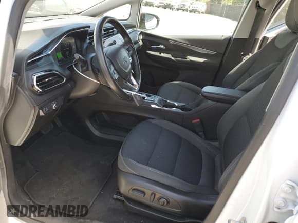 ✅ 2023 Chevrolet Bolt EV 1LT • VIN: 1G1FW6S05P4121420 • Lot: 56086884. Wystawiony na Copart z przebiegiem 80 850 mil. Bezpłatny archiwum sprzedaży aukcyjnych z USA i szczegółowy raport historii pojazdu na DreamBid. Zdjęcie 7.