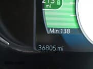 ✅ 2018 Chevrolet Bolt EV Premier • VIN: 1G1FX6S01J4139465 • Lot: 41876136. Wystawiony na IAAI z przebiegiem 36 805 mil. Bezpłatny archiwum sprzedaży aukcyjnych z USA i szczegółowy raport historii pojazdu na DreamBid. Zdjęcie 15.