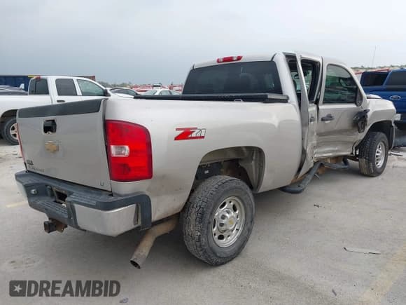 ✅ 2007 Chevrolet Silverado 2500HD 1LT • VIN: 1GCHC23K67F523209 • Lot: 41925957. Wystawiony na IAAI z przebiegiem 250 138 mil. Bezpłatny archiwum sprzedaży aukcyjnych z USA i szczegółowy raport historii pojazdu na DreamBid. Zdjęcie 4.