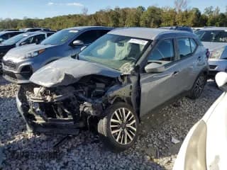 ✅ 2023 Nissan Kicks SV • VIN: 3N1CP5CV0PL525301 • Лот: 91177215. Опубликован ранее на Copart с пробегом 67 665 миль. Бесплатный доступ к архиву аукционных продаж из США и подробный отчёт об истории автомобиля на DreamBid. Изображение 1.