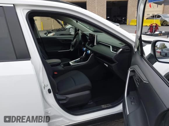 ✅ 2025 Toyota RAV4 Hybrid LE • VIN: JTMMWRFVXSD282652 • Лот: 43518443. Опубликован ранее на IAAI с пробегом 14 477 миль. Бесплатный доступ к архиву аукционных продаж из США и подробный отчёт об истории автомобиля на DreamBid. Изображение 5.