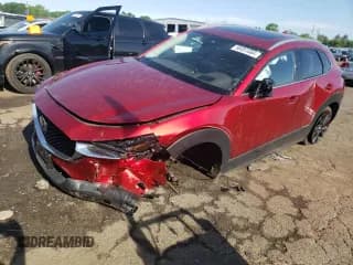 ✅ 2021 Mazda CX-30 Premium • VIN: 3MVDMBDY2MM265585 • Lot: 56051584. Wystawiony na Copart z przebiegiem 20 156 mil. Bezpłatny archiwum sprzedaży aukcyjnych z USA i szczegółowy raport historii pojazdu na DreamBid. Zdjęcie 1.