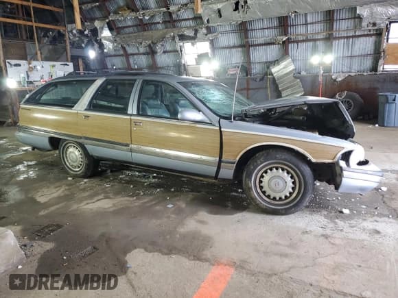 ✅ 1996 Buick Roadmaster Estate Collectors Edition • VIN: 1G4BR82P6TR414872 • Lot: 47975644. Wystawiony na Copart z przebiegiem Nie podano. Bezpłatny archiwum sprzedaży aukcyjnych z USA i szczegółowy raport historii pojazdu na DreamBid. Zdjęcie 4.