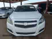 2013 Chevrolet Malibu LS z VIN 1G11B5SA8DF143372, wystawiony jako IAAI lot #43250501 z przebiegiem 249 820 mil mil oraz . Historia ofert i sprzedaży dostępna na DreamBid. Obrazek 12.