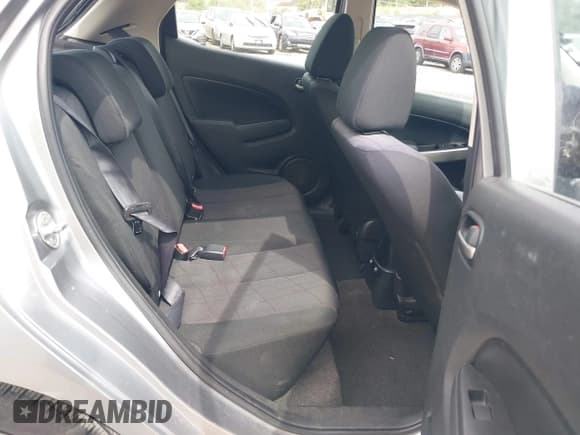 ✅ 2013 Mazda 2 Sport • VIN: JM1DE1KZ1D0153531 • Lot: 42355600. Wystawiony na IAAI z przebiegiem 120 376 mil. Bezpłatny archiwum sprzedaży aukcyjnych z USA i szczegółowy raport historii pojazdu na DreamBid. Zdjęcie 8.