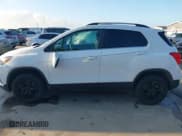 ✅ 2020 Chevrolet Trax LT • VIN: KL7CJPSBXLB313631 • Lot: 42590312. Wystawiony na IAAI z przebiegiem 57 032 mil. Bezpłatny archiwum sprzedaży aukcyjnych z USA i szczegółowy raport historii pojazdu na DreamBid. Zdjęcie 14.