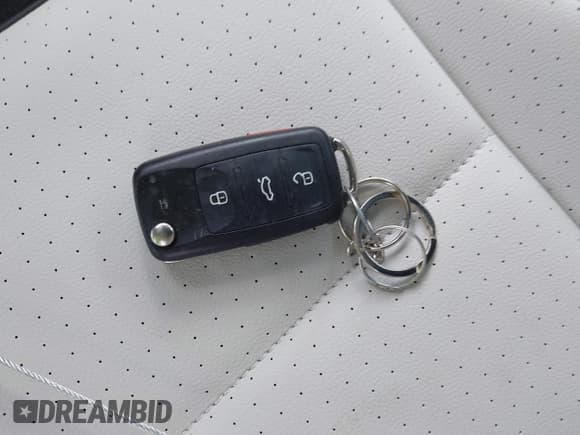 ✅ 2018 Volkswagen Beetle SE • VIN: 3VWJD7AT5JM726605 • Lot: 42723584. Listed on IAAI with 2,871 mi. Free auction sales archive from the USA and detailed vehicle history report at DreamBid. Image 11.