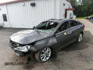 2013 Hyundai Sonata SE z VIN 5NPEC4AB2DH727315, wystawiony jako IAAI lot #42917615 z przebiegiem Nie podano mil oraz . Historia ofert i sprzedaży dostępna na DreamBid. Obrazek 2.