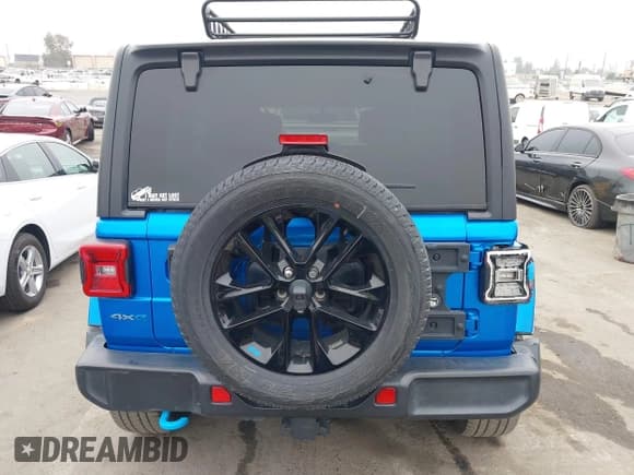 ✅ 2023 Jeep Wrangler Sahara • VIN: 1C4JJXP63PW579805 • Lot: 43401399. Wystawiony na IAAI z przebiegiem 41 989 mil. Bezpłatny archiwum sprzedaży aukcyjnych z USA i szczegółowy raport historii pojazdu na DreamBid. Zdjęcie 15.