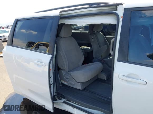✅ 2015 Toyota Sienna LE AAS • VIN: 5TDKK3DC8FS646613 • Lot: 43073670. Listed on IAAI with 117,828 mi. Free auction sales archive from the USA and detailed vehicle history report at DreamBid. Image 8.