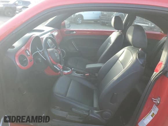 ✅ 2018 Volkswagen Beetle SE • VIN: 3VWJD7AT4JM703168 • Лот: 83746544. Опубликован ранее на Copart с пробегом 18 012 миль. Бесплатный доступ к архиву аукционных продаж из США и подробный отчёт об истории автомобиля на DreamBid. Изображение 7.