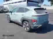 2024 Hyundai Kona SEL z VIN KM8HC3AB6RU169923, wystawiony jako IAAI lot #43021972 z przebiegiem 21 021 mil mil oraz . Historia ofert i sprzedaży dostępna na DreamBid. Obrazek 3.