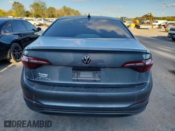 ✅ 2024 Volkswagen Jetta S • VIN: 3VW5M7BU0RM000512 • Lot: 82249785. Wystawiony na Copart z przebiegiem 26 599 mil. Bezpłatny archiwum sprzedaży aukcyjnych z USA i szczegółowy raport historii pojazdu na DreamBid. Zdjęcie 6.