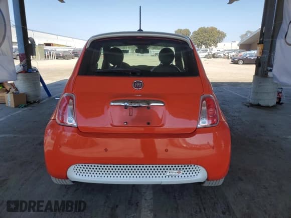 ✅ 2013 FIAT 500e • VIN: 3C3CFFGE7DT751092 • Lot: 54049135. Wystawiony na Copart z przebiegiem 66 997 mil. Bezpłatny archiwum sprzedaży aukcyjnych z USA i szczegółowy raport historii pojazdu na DreamBid. Zdjęcie 6.