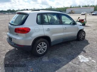 ✅ 2017 Volkswagen Tiguan S • VIN: WVGBV7AX4HK000867 • Lot: 43307506. Wystawiony na IAAI z przebiegiem 76 846 mil. Bezpłatny archiwum sprzedaży aukcyjnych z USA i szczegółowy raport historii pojazdu na DreamBid. Zdjęcie 4.