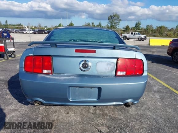 ✅ 2006 Ford Mustang GT Deluxe • VIN: 1ZVFT82H365136022 • Lot: 43614937. Wystawiony na IAAI z przebiegiem 69 894 mil. Bezpłatny archiwum sprzedaży aukcyjnych z USA i szczegółowy raport historii pojazdu na DreamBid. Zdjęcie 16.