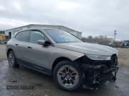 ✅ 2023 BMW iX xDrive50 • VIN: WB523CF01PCM04342 • Lot: 41421326. Wystawiony na IAAI z przebiegiem Nie podano. Bezpłatny archiwum sprzedaży aukcyjnych z USA i szczegółowy raport historii pojazdu na DreamBid. Zdjęcie 1.