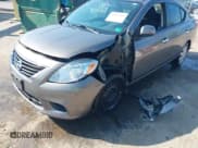 ✅ 2013 Nissan Versa S Plus • VIN: 3N1CN7AP8DL852840 • Lot: 42587405. Wystawiony na IAAI z przebiegiem 190 633 mil. Bezpłatny archiwum sprzedaży aukcyjnych z USA i szczegółowy raport historii pojazdu na DreamBid. Zdjęcie 6.
