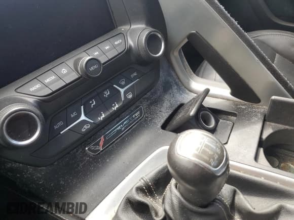 ✅ 2015 Chevrolet Corvette 1LT • VIN: 1G1YA2D78F5104694 • Lot: 63016915. Wystawiony na Copart z przebiegiem Nie podano. Bezpłatny archiwum sprzedaży aukcyjnych z USA i szczegółowy raport historii pojazdu na DreamBid. Zdjęcie 12.