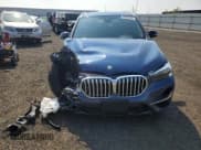 ✅ 2022 BMW X1 xDrive28i • VIN: WBXJG9C02N5U60211 • Lot: 66889385. Wystawiony na Copart z przebiegiem 21 861 mil. Bezpłatny archiwum sprzedaży aukcyjnych z USA i szczegółowy raport historii pojazdu na DreamBid. Zdjęcie 5.