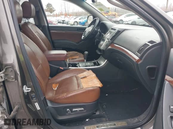 2008 Hyundai Veracruz GLS z VIN KM8NU73C38U069385, wystawiony jako IAAI lot #41553831 z przebiegiem 215 000 mil mil oraz . Historia ofert i sprzedaży dostępna na DreamBid. Obrazek 5.