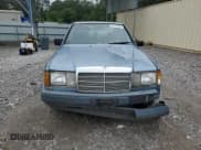 ✅ 1987 Mercedes-Benz 260 • VIN: WDBEA26D3HA496232 • Lot: 67275325. Wystawiony na Copart z przebiegiem 140 139 mil. Bezpłatny archiwum sprzedaży aukcyjnych z USA i szczegółowy raport historii pojazdu na DreamBid. Zdjęcie 5.