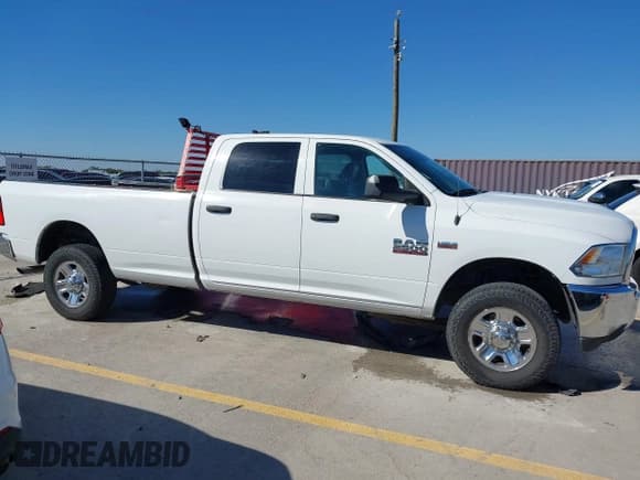 ✅ 2018 Ram 2500 Tradesman • VIN: 3C6UR5HJ6JG239753 • Lot: 43585290. Wystawiony na IAAI z przebiegiem 288 546 mil. Bezpłatny archiwum sprzedaży aukcyjnych z USA i szczegółowy raport historii pojazdu na DreamBid. Zdjęcie 13.