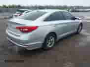 2015 Hyundai Sonata SE z VIN 5NPE24AF9FH222543, wystawiony jako IAAI lot #43351081 z przebiegiem 54 367 mil mil oraz . Historia ofert i sprzedaży dostępna na DreamBid. Obrazek 4.