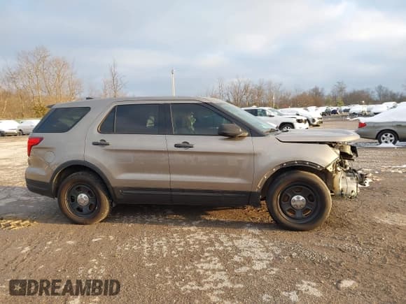 ✅ 2018 Ford Police Interceptor Utility • VIN: 1FM5K8AR0JGA84529 • Lot: 43581427. Wystawiony na IAAI z przebiegiem 195 000 mil. Bezpłatny archiwum sprzedaży aukcyjnych z USA i szczegółowy raport historii pojazdu na DreamBid. Zdjęcie 13.