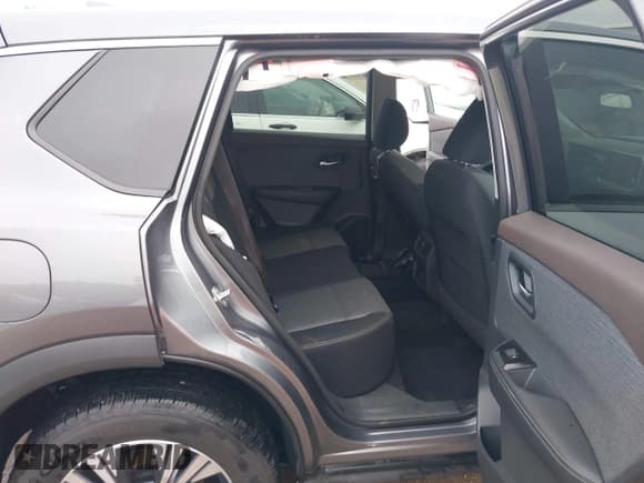 ✅ 2022 Nissan Rogue SV • VIN: 5N1BT3BB7NC677127 • Lot: 43392740. Wystawiony na IAAI z przebiegiem 38 629 mil. Bezpłatny archiwum sprzedaży aukcyjnych z USA i szczegółowy raport historii pojazdu na DreamBid. Zdjęcie 8.