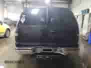 2001 Chevrolet Suburban LT z VIN 1GNEC16T71J275694, wystawiony jako Copart lot #78269254 z przebiegiem 141 219 mil mil oraz Szkoda całkowita • Salvage title. Historia ofert i sprzedaży dostępna na DreamBid. Obrazek 6.