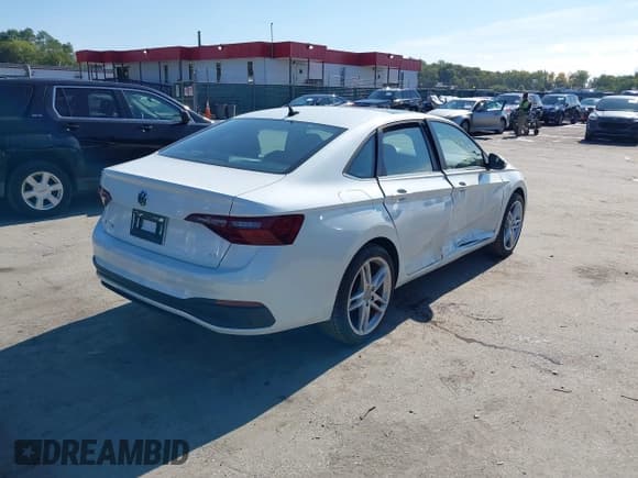 ✅ 2024 Volkswagen Jetta SE • VIN: 3VW7M7BU1RM069055 • Lot: 43144675. Wystawiony na IAAI z przebiegiem 26 302 mil. Bezpłatny archiwum sprzedaży aukcyjnych z USA i szczegółowy raport historii pojazdu na DreamBid. Zdjęcie 4.