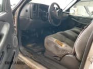 ✅ 2005 Chevrolet Silverado 2500HD Work Truck • VIN: 1GCHK24U65E335229 • Lot: 69872675. Wystawiony na Copart z przebiegiem 141 227 mil. Bezpłatny archiwum sprzedaży aukcyjnych z USA i szczegółowy raport historii pojazdu na DreamBid. Zdjęcie 8.