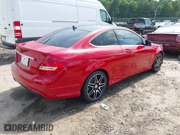 ✅ 2013 Mercedes-Benz C 250 • VIN: WDDGJ4HB9DF963125 • Lot: 42725863. Wystawiony na IAAI z przebiegiem 71 413 mil. Bezpłatny archiwum sprzedaży aukcyjnych z USA i szczegółowy raport historii pojazdu na DreamBid. Zdjęcie 4.