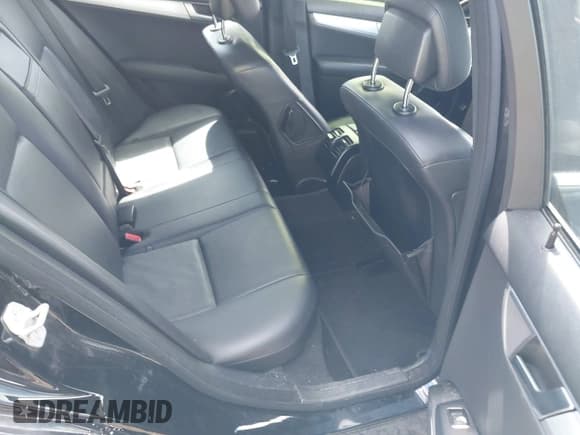 ✅ 2013 Mercedes-Benz C 250 Sport • VIN: WDDGF4HB5DA869063 • Lot: 42740089. Wystawiony na IAAI z przebiegiem 141 781 mil. Bezpłatny archiwum sprzedaży aukcyjnych z USA i szczegółowy raport historii pojazdu na DreamBid. Zdjęcie 8.