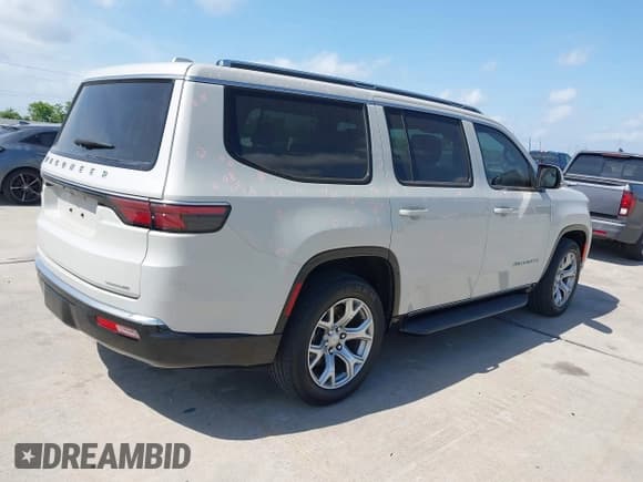 ✅ 2022 Jeep Wagoneer Series II • VIN: 1C4SJUBT2NS181344 • Lot: 42062809. Listed on IAAI with 40,389 mi. Free auction sales archive from the USA and detailed vehicle history report at DreamBid. Image 4.