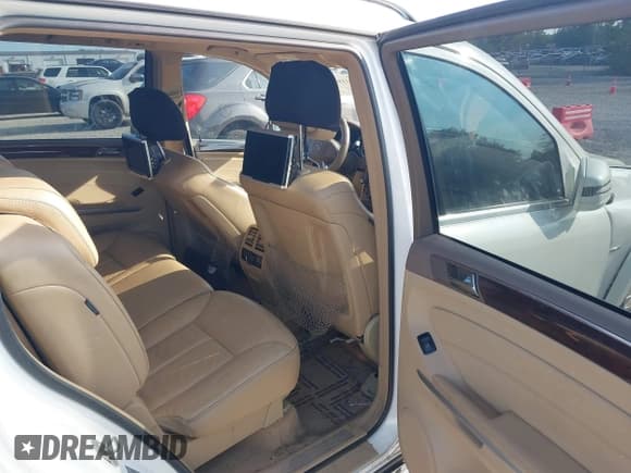 ✅ 2011 Mercedes-Benz GL 550 • VIN: 4JGBF8GE7BA720220 • Lot: 43119725. Listed on IAAI with 125,801 mi. Free auction sales archive from the USA and detailed vehicle history report at DreamBid. Image 8.