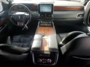 ✅ 2019 Lincoln Navigator Select • VIN: 5LMJJ3HT9KEL12298 • Lot: 78926244. Wystawiony na Copart z przebiegiem 105 216 mil. Bezpłatny archiwum sprzedaży aukcyjnych z USA i szczegółowy raport historii pojazdu na DreamBid. Zdjęcie 8.